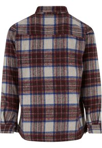 Flanellskjorte, bakfra; har et rutet mønster med vinrøde, blå og beige farger. Lange ermer, krage med knapper og sidesplitt. Myk tekstur.