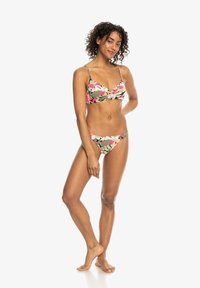Färggätt blommig bikini-set som har en bh-topp med tunna axelband och matchande lågt skurna bottnar, tillverkad av ett mjukt, stretchigt tyg.