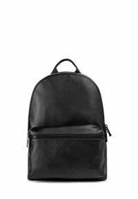 Sac à dos en cuir noir avec un dessus arrondi, une poche zippée à l'avant et des détails de couture. Il est doté d'une poignée supérieure et d'un logo embossé sur l'avant inférieur.
