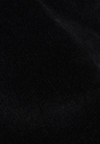 Gros plan d'un tissu noir texturé avec un motif de tissage visible et de légères plis.