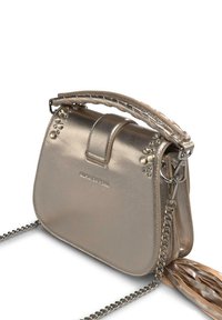 Metaliczna złota torebka o wyraźnym kształcie, dekoracyjne ćwieki, pleciony uchwyt oraz odczepiany łańcuszek. Posiada detal w postaci frędzla.