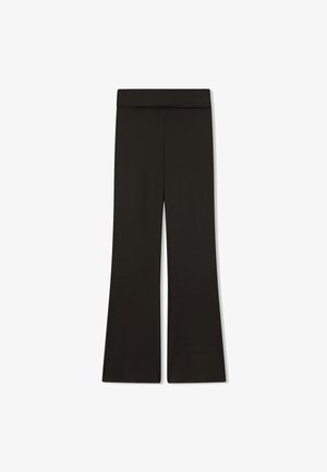 Leggings neri a zampa d'elefante con una cintura larga, realizzati in un tessuto liscio ed elastico, caratterizzati da un design a lunghezza completa e senza motivi visibili.