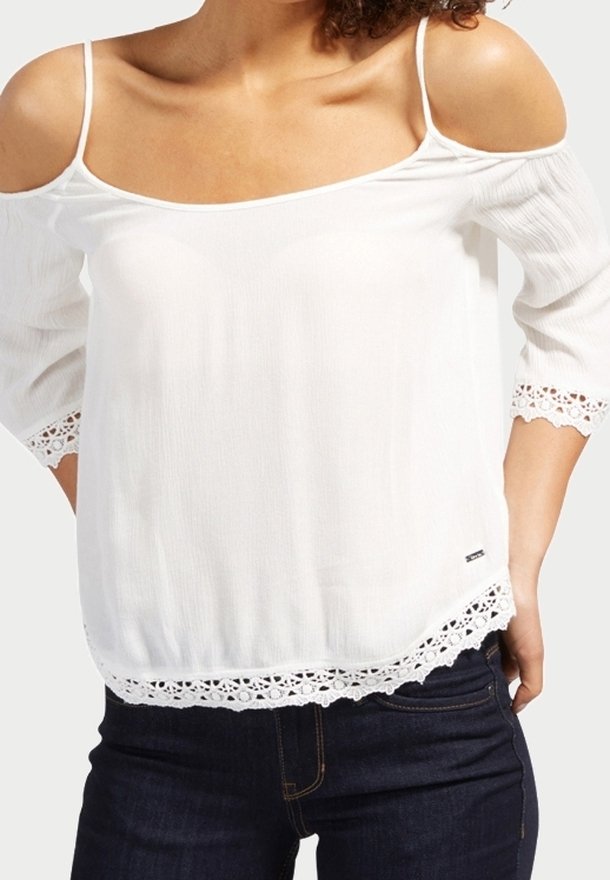 Biała bluzka z odkrytymi ramionami i rękawami do łokcia, ozdobiona koronką na dole i wykonana z fakturowanej tkaniny.