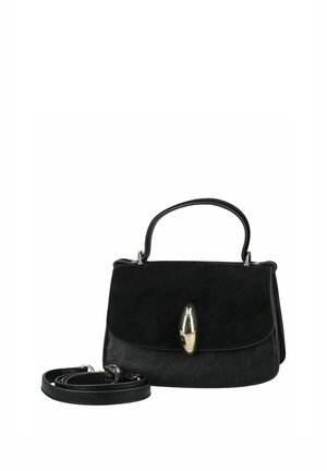 Bolso de cuero negro con asa superior, correa de hombro desmontable y broche ovalado de plata en la solapa frontal.