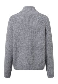 Grijze gebreide trui met een hoge hals, ribbelstructuur, een relaxte pasvorm en lange mouwen, met een rechte zoom en minimale details.