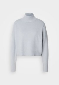 Pull à col roulé côtelé bleu clair avec manches longues, ourlet court, et petit visage souriant brodé sur le côté gauche de la poitrine.