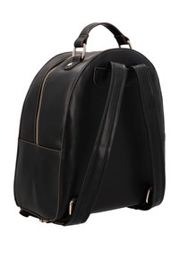 Černý kožený batoh s horním madlem, polstrovanými popruhy na ramena a zlatými zipy.