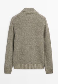 Pull en maille de couleur vert olive clair, avec un tissu texturé, un col châle, des poignets et un ourlet côtelés. Design simple et décontracté.