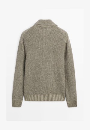Sweter w kolorze jasnej oliwki, wykonany z teksturowanej tkaniny, z kołnierzem szalowym, ribbowanymi mankietami i dołem. Prosty, casualowy design.
