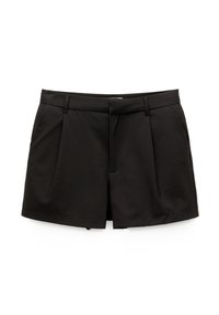 Shorts noirs en tissu lisse, avec un design ajusté, des plis à l'avant et un ourlet droit. Pas de matériel visible ni d'accents.