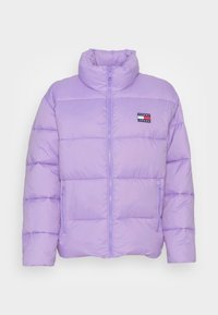 Lila pufferjacka med hög krage, främre dragkedja, två dragkedjefickor och Tommy Jeans-logopatch på vänster bröst.