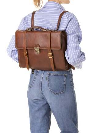 Brauner Leder-Rucksack mit Klappenverschluss, goldenen Hardware und verstellbaren Trägern. Verfügt über eine strukturierte Oberfläche und zwei vordere Schnallen.