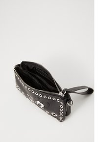 Zwarte leren clutch met zilveren hio&rsquor;ts en ritsluiting, met een cartoon muis ontwerp en een gestructureerde afwerking. Inclusief polsband.