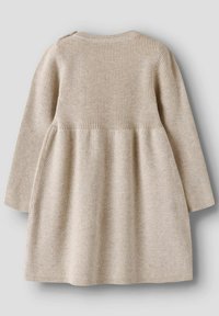 Abito beige lavorato a maglia con maniche lunghe, scollatura rotonda e gonna svasata. Presenta una trama a coste e un dettaglio di bottone sulla spalla.