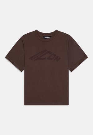 Brun bomulls T-skjorte med korte ermer, rund hals og en mørk logo design på forsiden. Jevn tekstur og normal passform.