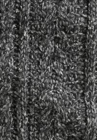 Zbliżenie na ciemnoszare wełniane tkaniny z teksturowanym, dzianym wzorem, zawierającym splecione pionowe i ukośne ściegi.