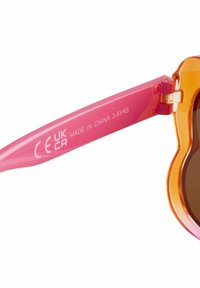 Rosa plastsolglasögon med en orange lins, med rundade bågar och en slät yta. Armen visar tryckta tillverkningsdetaljer.