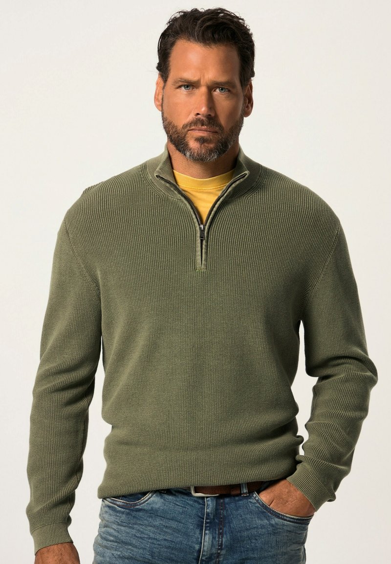 Olijfgroene half-zip sweater met een textuurgebreide ontwerp, gedragen over een gele blouse. Heeft lange mouwen en een getailleerde pasvorm.