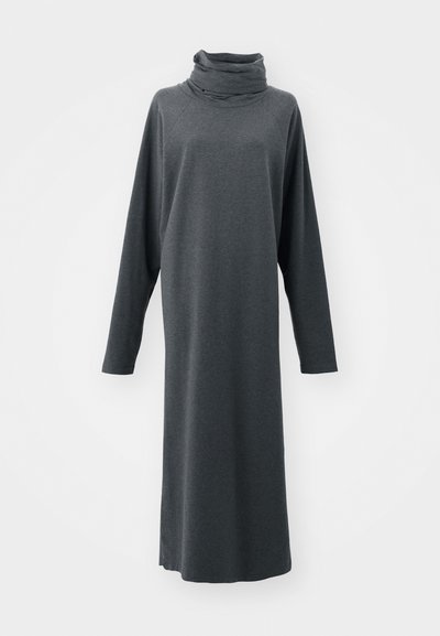 Vestido largo de color gris oscuro, hecho de una tela suave. Presenta un escote drapeado y mangas largas. Corte recto con un diseño minimalista.