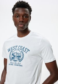 Koton SLIM FIT - T-shirts print - white