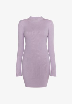 Abito a maniche lunghe a coste in lavanda chiaro, forma aderente, texture morbida, scollatura rotonda e design fino al ginocchio.