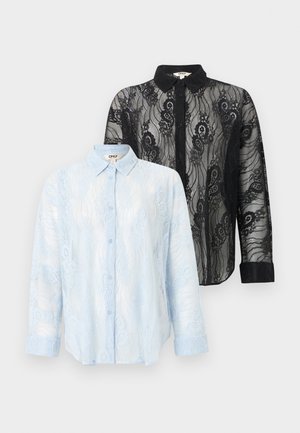 Dolgo rokavi čipkasta srajca na gumbke v svetlo modri in črni barvi z ovratniki, prikazana na enobarvnem ozadju.