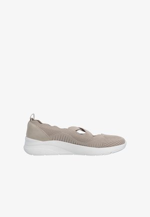 Sneaker slip-on homme beige clair avec dessus tricoté, détail découpé, col rembourré et semelle épaisse blanche texturée.
