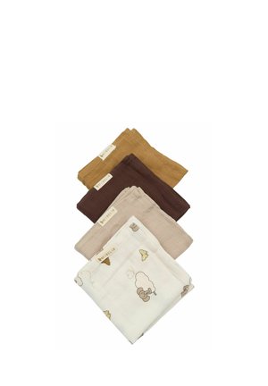 Quatre tissus en mousseline pliés en moutarde, marron foncé, beige et blanc avec des imprimés d'animaux et de nuages sur fond blanc.