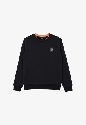 Felpa nera in cotone, con accentuazione arancione sul colletto, polsini a costine e una piccola toppa con un design sul lato sinistro del petto.