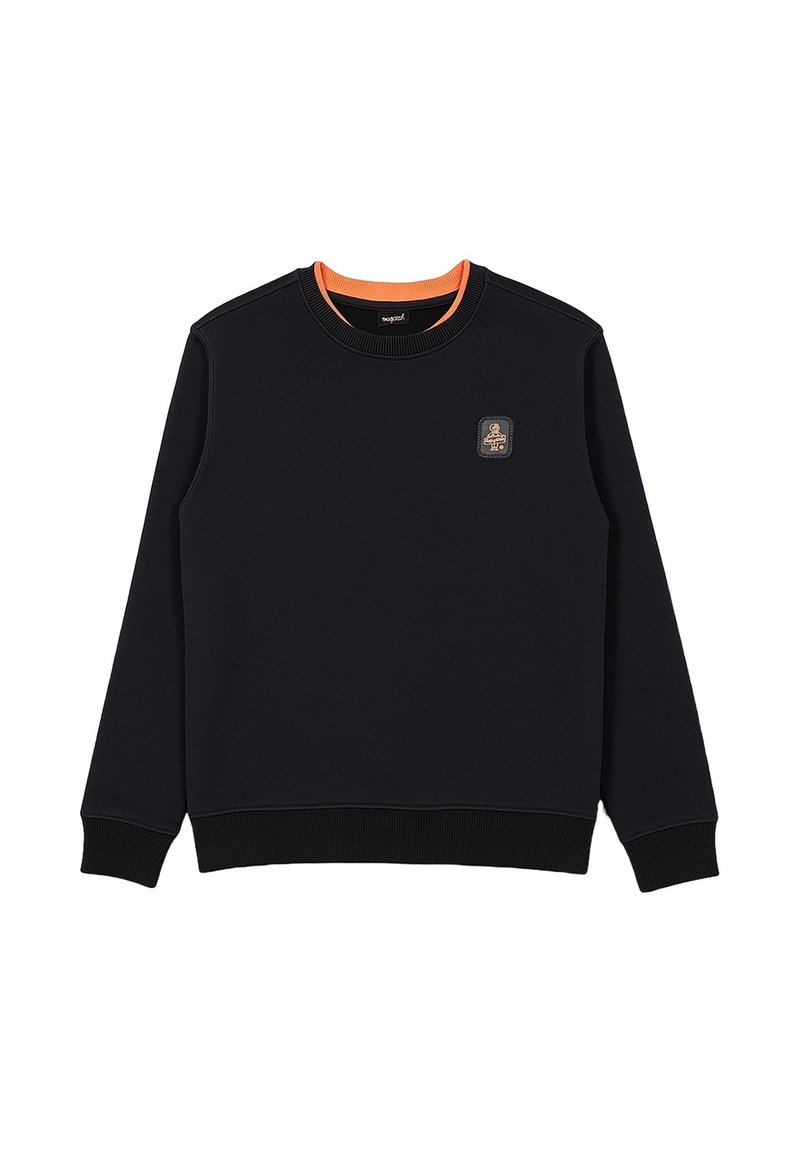 Felpa nera in cotone, con accentuazione arancione sul colletto, polsini a costine e una piccola toppa con un design sul lato sinistro del petto.
