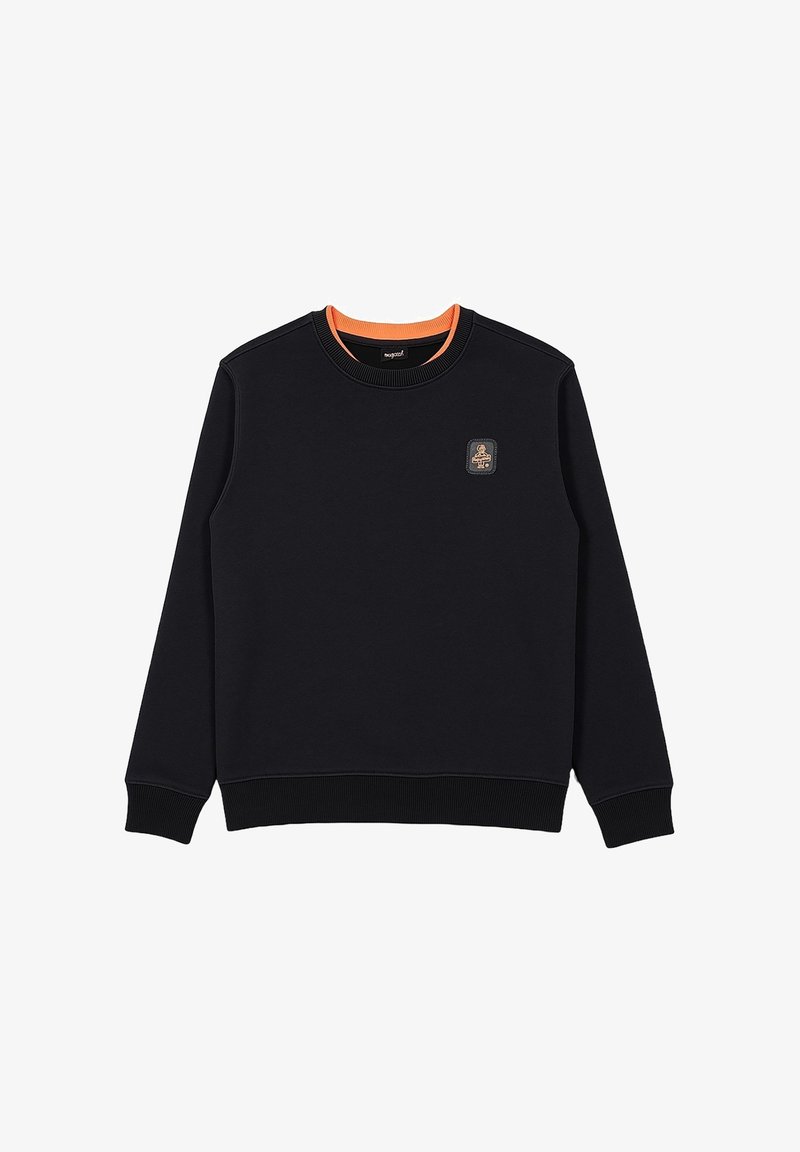 Felpa nera in cotone, con accentuazione arancione sul colletto, polsini a costine e una piccola toppa con un design sul lato sinistro del petto.