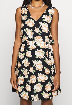 Blumen-Kleid mit schwarzem Hintergrund, versehen mit pfirsichfarbenen Rosen und grünen Blättern. V-Ausschnitt-Design, ärmellos, mit einem gebundenen Taillendetail.