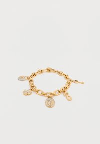 Βραχιόλι αλυσίδα χρυσού με πολλά φυλαχτά, συμπεριλαμβανομένου ενός κλειδιού, καρδιάς, συμβόλου του άπειρου κα ι ενός λεπτομερούς στρογγυλού μενταγιόν με λίθους.