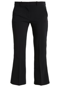 Svarta skräddarsydda byxor med utsvängd ben, slät textur och enkel midjeband. Inga synliga mönster eller detaljer i hårdvara.