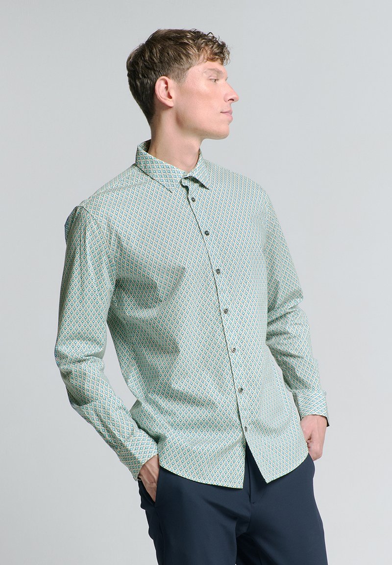 Lichtgroen gestreept shirt met een geometrisch ontwerp, lange mouwen, knopen aan de voorkant en een klassieke kraag. Gladde stofstructuur.