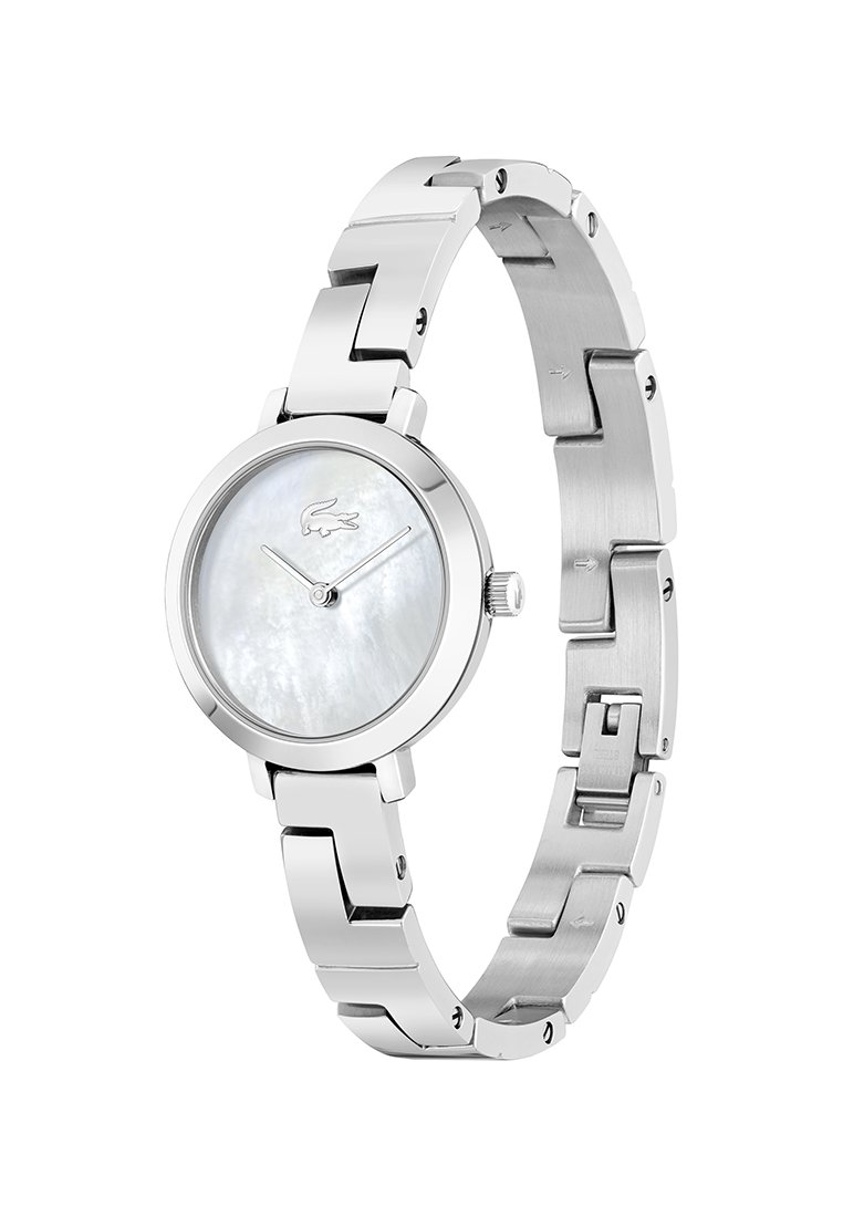 Reloj de pulsera de eslabones de metal plateado con esfera redonda de nácar y el logo del cocodrilo de Lacoste sustituyendo los números.