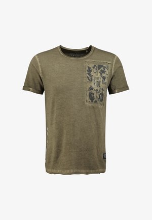 Oliwkowa koszulka z krótkim rękawem z podwiniętymi mankietami, z przednią naszywką graficzną przedstawiającą sceny motocrossu oraz napisem „DIRTY RIDE“.