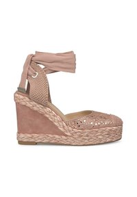 Espadrille con zeppa in rosa pallido con suola in juta intrecciata, lacci alla caviglia in tessuto e tomaia perforata con accenti metallici e dettagli testurizzati.