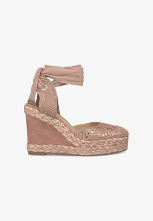 Espadrille con zeppa in rosa pallido con suola in juta intrecciata, lacci alla caviglia in tessuto e tomaia perforata con accenti metallici e dettagli testurizzati.