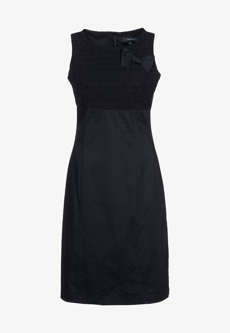Robe noire sans manches avec corsage en dentelle, taille ajustée, jupe lisse et nœud décoratif sur l'épaule gauche.