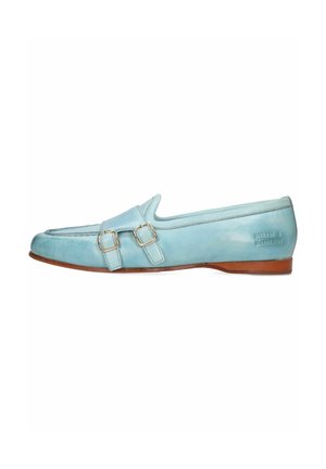 Mocassin en cuir bleu clair avec détail à double boucle, design cousu et texture lisse. Semelle marron avec logo de la marque sur le côté.