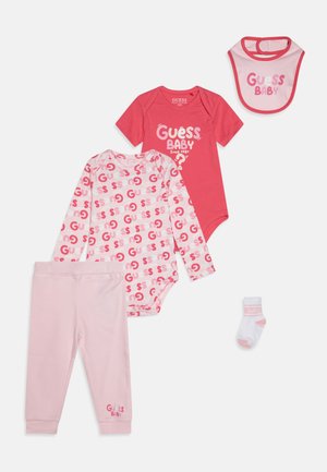 Set di abbigliamento per neonati composto da un body rosa, una maglietta a maniche lunghe con motivo della logo, pantaloni rosa e un bavaglino con calzini coordinati.