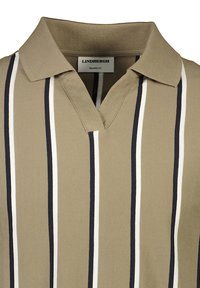 Kortärmad polotröja i beige, med vertikala ränder i marin och vitt; avslappnad passform med V-ringning och texturerad tyg.