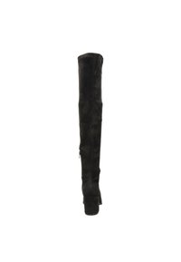 Bottes noires en suède au-dessus du genou avec un talon carré, des coutures verticales et une fermeture éclair latérale pour un enfilage facile. Texture lisse sur toute la surface.