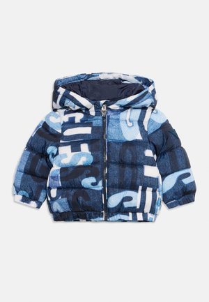 Veste matelassée bleue et blanche avec capuche, fermeture éclair et motif abstrait de lettres, conçue pour un petit enfant.