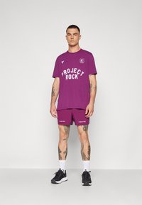 Under Armour Triko s potiskem - purple gemini/white