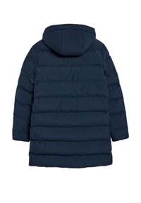 Mörkblå puffjacka med huva, med en quiltad design, slät textur och långa ärmar. Ingen synlig hårdvara eller detaljer.