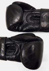 Gants de boxe noirs avec une texture brillante, présentant un motif de logo partiel, des coutures renforcées et une sangle Velcro pour un maintien sécurisé.