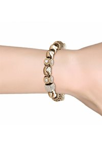 Bracciale color oro con forme diverse, pietre incastonate e motivi текстurizzati, che mette in mostra un mix di design lisci e filigranati.