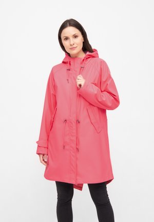 Rosa wasserdichte Regenjacke mit Kapuze, Kordelzug in der Taille und zwei Fronttaschen. Hergestellt aus glattem, leichtem Material. Mit elastischen Bündchen.